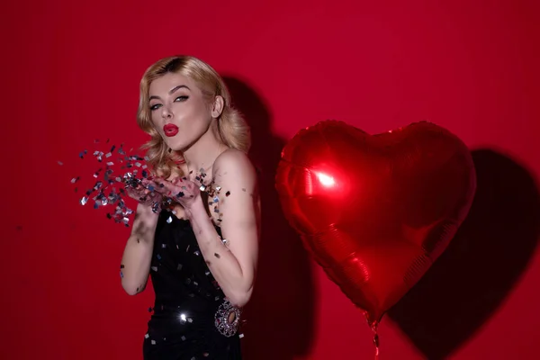 Alla Hjärtans Dag Skönhetskvinna Studio Porträtt Valentine Modell Med Röd — Stockfoto