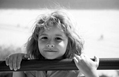 Kafanı yaklaştır. Çocuğun açık havada kafasının resmini çek. Çocuk yüzü, küçük çocuk portresi.