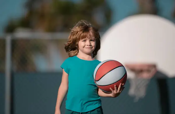 Baloncesto Infantil Niño Concentrado Jugar Basket Ball — Foto de Stock
