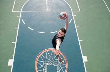 Kafkas basketbol takımının oyuncusu iş başında, hareket halinde. Spor, hareket, enerji ve dinamik, sağlıklı yaşam tarzı kavramı. Çalışıyorum, çalışıyorum.