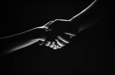 El sıkışın, kollar kurtuluşa. Yardım elini kapat. İki el, bir arkadaşın koluna yardım, takım çalışması. Kurtarma, el kol hareketi, anlaşma. Siyah arkaplan