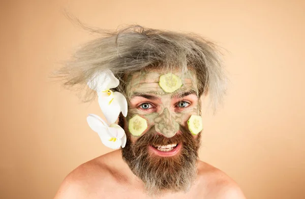 Homem Engraçado Com Máscara Barro Fatias Pepino Rosto — Fotografia de Stock