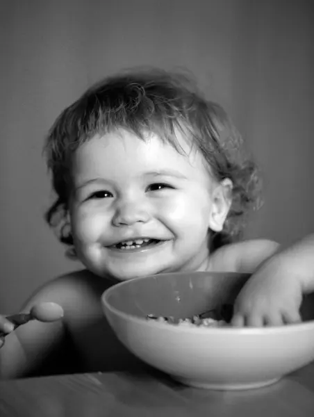 Ευτυχισμένο Μωρό Τρώει Τον Εαυτό Του Ένα Κουτάλι — Φωτογραφία Αρχείου