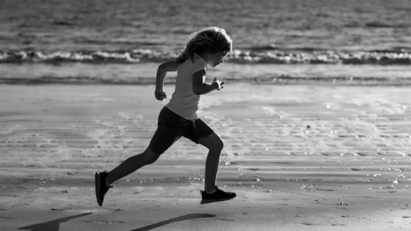 快乐的男孩奔向大海 小跑步者运动 孩子们在海滩上玩得很开心 在游泳池边跑步 积极的家庭生活方式 儿童户外运动 — 图库照片