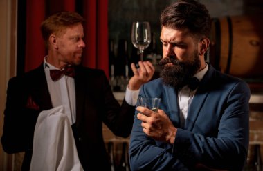 Alkol servisi. Restoran şarap garsonu. Tezgâhtaki barmen. Beyefendiye şarap. Alkol içeceği.