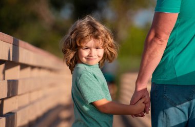 Baba oğul el ele tutuşuyorlar. Hafta sonu aktivitesi mutlu aile hayatı konsepti