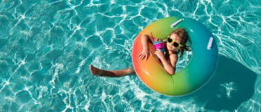 Yaz haftasonunda tasasız çocuk. Yaz etkinlikleri ya da aquapark 'ta macera. Tasarım başlığı için pankart, kopyalama alanı