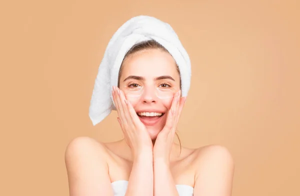 Feliz Chica Hermosa Con Una Toalla Cabeza Tratamiento Facial Cosmetología —  Fotos de Stock