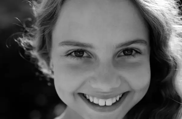 Szczęśliwy Portret Uśmiechniętej Dziewczyny Koncepcja Emocji Ludzi — Zdjęcie stockowe