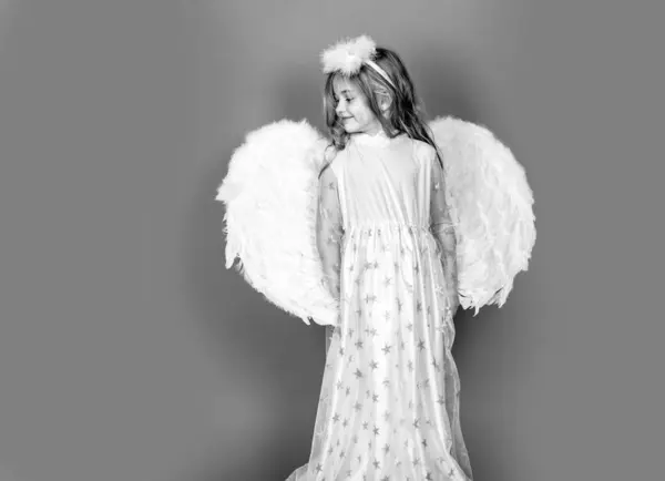 Девочка Ангел Белыми Крыльями Ангельским Ореолом День Святого Валентина Ангельские — стоковое фото