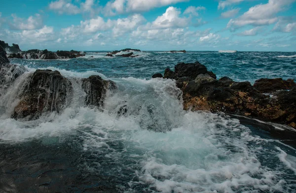 Spritzende Wellen Auf Dem Felsen Meer Welle Traf Stein Ozean — Stockfoto