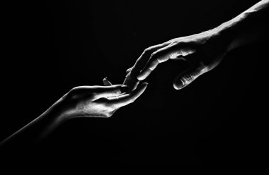 Kurtarma sırasında eller. Dostça tokalaşma, dostça selamlaşma, takım çalışması, arkadaşlık. Şefkat, şefkat dokunuşu