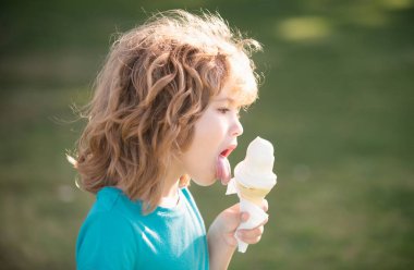 Dondurma yiyen sevimli bir çocuğun portresi. Kafkas çocuk yüzünü kapatın. Komik çocuğun yakın plan kafası.