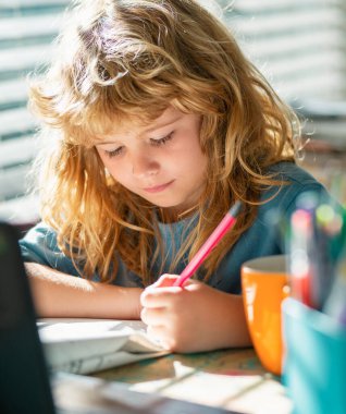 Okulda ödev yazan bir çocuk. Evdeki çocuk çizim yapıyor, evde bir çocuk için dersler veriyor. Ev ödevi yapan ve sınıfta öğrenen okul çocuğu.