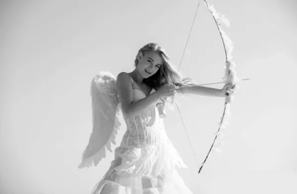 可爱的天使女孩 情人节快乐 有白色翅膀的性感天使丘比特弓箭 — 图库照片