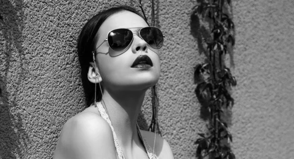 Sunglasses Fashion Model Girl Glasses Outdoor Sensual Woman Vogue Glasses — Stock Photo, Image