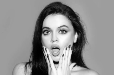 Şaşırmış genç bir kadın. Bağıran ağız, çığlık atan yüz. - İnanılmaz. Heyecanlı kadın portresi ellerini açıyor.