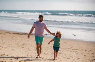 Baba ve çocuk dışarıda eğleniyor. Sağlıklı tatil ve aile aktivitesi kavramı