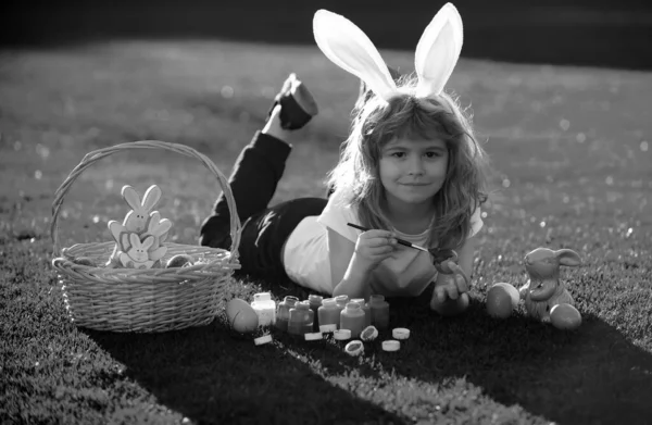 Niños Celebrando Pascua Pintando Huevos Niño Traje Conejo Con Orejas —  Fotos de Stock