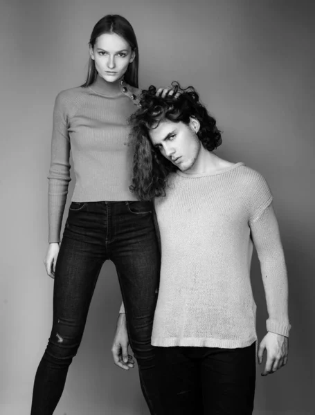 Sarılıp Kucaklaşan Genç Aşıklar Genç Bir Çiftin Portresi Modaya Uygun — Stok fotoğraf