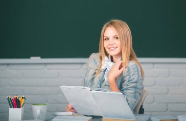 Üniversitede ya da okulda kitap okuyan kız öğrencinin portresi