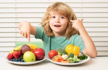 Meyve ve sebze. Çocuk organik yiyecekler yiyor. Vitaminli sağlıklı sebzeler. Gerçek çocuk beslenme konsepti