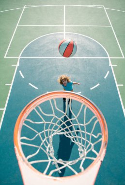 Çocuk 'un basketbol oynadığına dair en iyi görüntü. Sağlıklı çocuk yaşam tarzı. Çocuklar spor aktivitesi