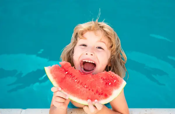 Roligt Upphetsad Barn Äter Vattenmelon Nära Poolen — Stockfoto