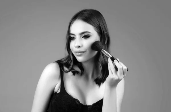 Porträtt Flicka Med Kosmetisk Borste Nära Ansiktet Kvinnan Håller Sminkborste — Stockfoto