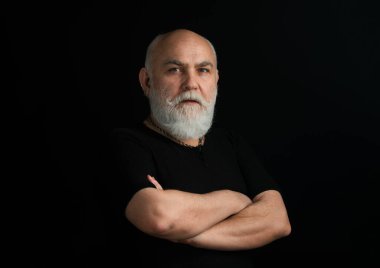 Son sınıf öğrencisi siyaha karşı kollarını kavuşturdu. Portre