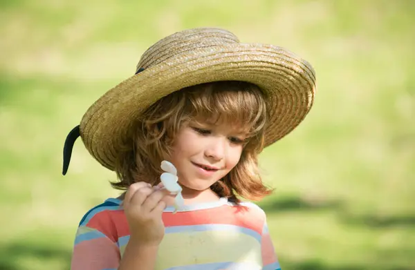小孩画像 头戴草帽头戴水仙花的可爱小孩的近照 — 图库照片