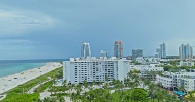 Miami silueti. Miami şehir merkezi. Miami Sahili ufuk çizgisi manzarası. Ufuk çizgisi görüntüsü. Skyline, sahil şeridinin manzarası. İnsansız hava aracı görüntüsü, Miami şehir merkezinin sinematik videosu.