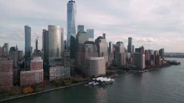 New York, New Jersey 'den Manhattan silueti. Hudson nehrinin üzerinde Manhattan. New York şehir manzarası, hava manzarası. Manhattan şehir merkezi gökdelenleri ile nehir üzerinde yansımaları olan