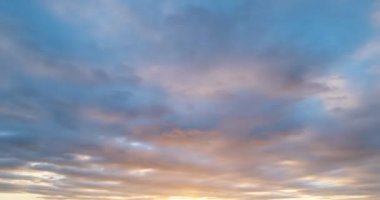 Günbatımında Gece Gökyüzü Bulutları 'nın Zamanı. Gece Bulutu Zaman Çizelgesi. Çok renkli Akşam Günbatımı Sineması. Dramatik Akşam Karanlığı Işığı, Alacakaranlık Zamanı. Gece Bulutları