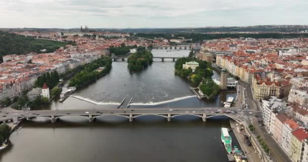 Vue panoramique d'en haut sur le centre de Prague. Ville aérienne de Prague. vue depuis drone sur le paysage urbain de Prague, vol au-dessus de la ville, vue panoramique, Rivière Vltava, Pont Charles, Prague, Tchéquie