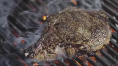 Biftek. Izgarada alevli biftek. Alevli ızgarada pişen pirzola biftekleri. Barbeküde ızgarada pişmiş sığır filetosu. Izgarada biftek. Izgarada et.