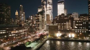 Manhattan 'ın gece ışıkları. Manhattan 'da bir gece, New York hava manzaralı. New York Şehri, insansız hava aracından aydınlatılmış Manhattan manzarası. New York, Manhattan silueti. Gece şehri sahnesi New York, ABD. Kentsel Amerikan Büyük Şehri