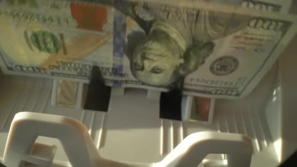 ドル紙幣を数える銀行機器が閉鎖される 貨幣カウンターで計算するアメリカの通貨法案のマクロ お金の現金のための計算機 ビジネス金融コンセプト 100ドル紙幣 — ストック動画