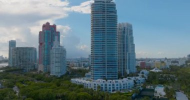 Miami Skyline 'da. Sunny Day, ABD 'de Harbor ve Miami Beach City' ye giriyoruz. Hava görüntüsü. Miami silueti. Miami Plajı 'nın gökdelen manzaralı silüeti. Yukarıdan deniz manzarası