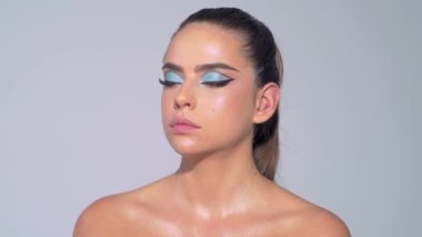 Profesyonel makyöz güzel genç bir kadınla çalışıyor. Seksi mankeni telafi et. Makyaj sanatçısı güzel makyaj yapıyor. Profesyonel makyöz, cazibe modeli makyajı yapıyor.