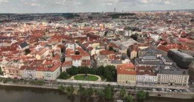 Prag Kalesi 'nin panoramik hava manzarası, hava şehri. Prag 'ın şehir manzarası, şehrin üst manzarası üzerinde uçuş. Vltava Nehri. Prag 'ın Prag Cumhuriyeti' ndeki mimari ve köprü manzarası