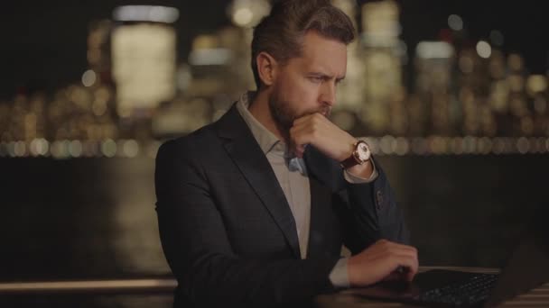 Vážný Obchodník Night City Starší Muž Pracuje Notebooku Venku Obchodník — Stock video