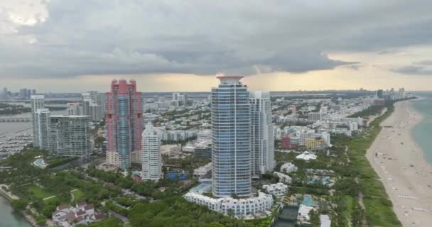 迈阿密海滩 南海滩 佛罗里达州的无人机视图 迈阿密南岸一个豪华度假胜地的电影录像 迈阿密海滩阳光明媚 迈阿密市中心 — 图库视频影像