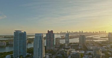 Miami Dade 'de. Miami Sahili 'nin havadan görüntüsü. Florida 'nın silüeti. Miami hava manzaralı, FL, ABD. Güney Miami Plajı
