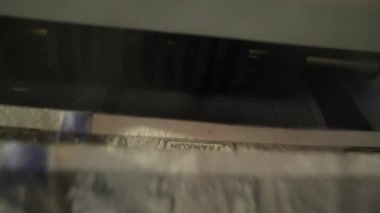 Macro, dolarları sayarak saymaya başladı. 100 dolarlık banknotları olan para sayma makinesi. Banka para birimi ve finans. Nakit para sayımını kapat. Kriz işleri, enflasyon kavramı