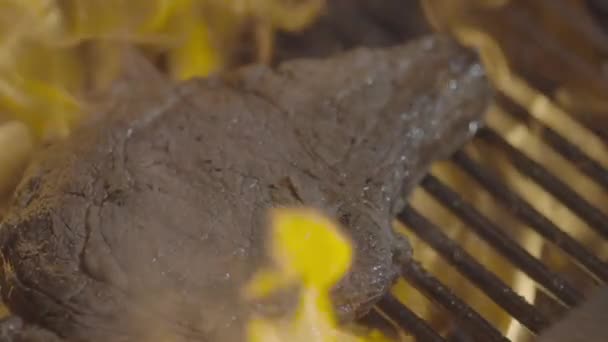 Grilovaný Masový Steak Jídlo Kuchyně Hovězí Steak Hořícím Grilu Grilované — Stock video