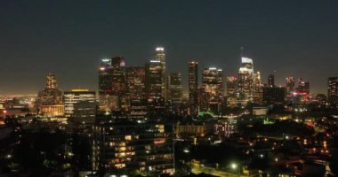 Geceleri Los Angeles 'taki gökdelenlerin manzarası. Los Angeles 'taki aydınlık binalar silueti, Los Angeles, California' daki hava aracı görüntüleri. Los Angeles 'taki Skyline kuleleri.