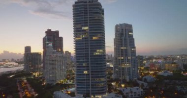 South Pointe Parkı 'nın Gece Havası manzarası. Alacakaranlıkta Miami Sahili, şafakta İHA 'dan binalar panorama. Miami Beach, South Beach, Florida, ABD. Miami 'deki lüks dairelerin panoramik görünümü