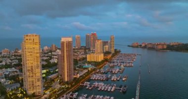 Miami silueti. Miami şehir merkezi. Miami Sahili ufuk çizgisi manzarası. Ufuk çizgisi görüntüsü. Skyline, sahil şeridinin manzarası. İnsansız hava aracı görüntüsü, Miami şehir merkezinin sinematik videosu.