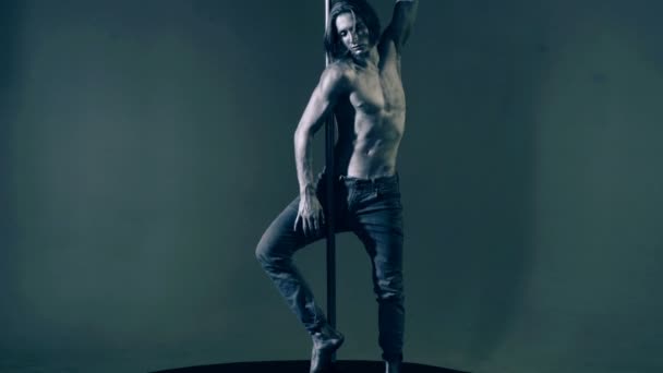 Стриптизёрша Sexy Man Pole Dance Танцовщица Пилоне Shirtless Strong Sexy — стоковое видео
